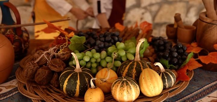 შემოდგომის მოსავალი: ყურძენი, გოგრები და თხილი კალათაში