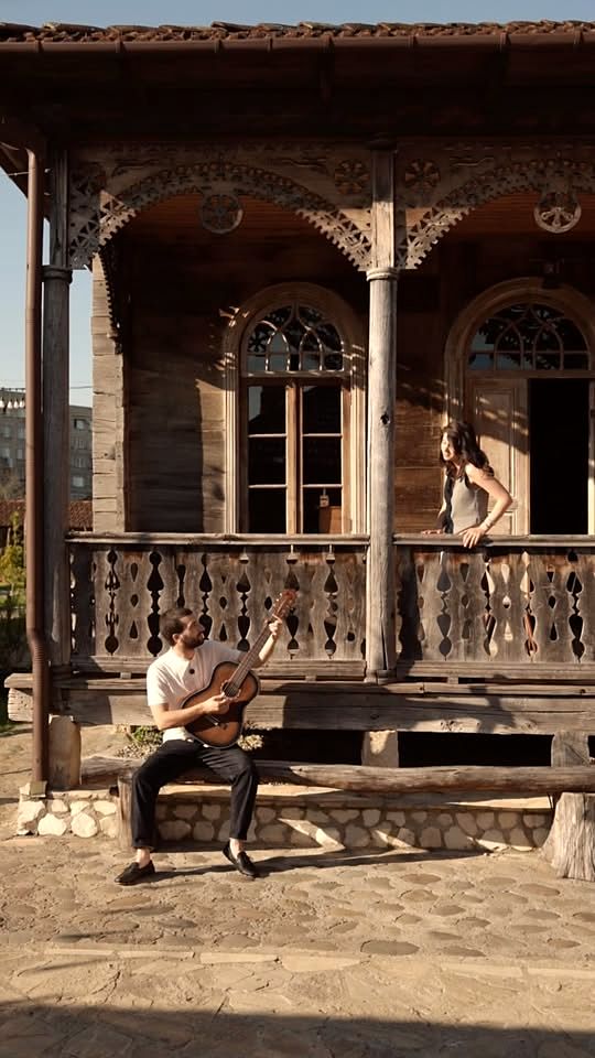 მუსიკოსი ოდის აივნის წინ უკრავს