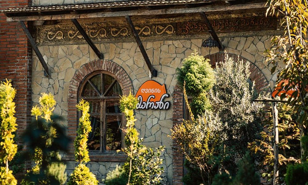 კერის ფასადი ქვითა და ხით