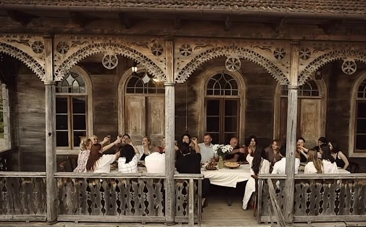 სტუმრები სადღესასწაულო სუფრასთან ოდის აივანზე